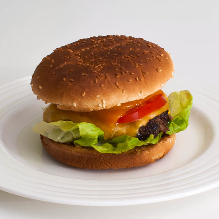 Im Volksmund ist der Koch ja ein Fast Food Verweigerer. Das ist ein Image, welches so nicht stimmt. In den Jahren als „Commis de Cuisine“ (Jungkoch), wo der Stoffwechsel noch zu 100 % mitgespielt und auch nichts gegen Mahlzeiten um 2 Uhr morgens etwas einzuwenden hatte, gab es nicht wenige Feierabende, die man bei „Burger King“ oder „Mc Donalds“ mit einem letzten Abendmahl einläutete.