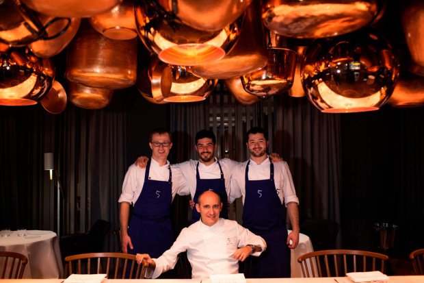 CINCO_Paco-Pérez-with-his-Berlin-kitchen-chefs-Andreas-Rehberger,-Monty-Agulio-Wray-und-Pato-Zucarini-qwb