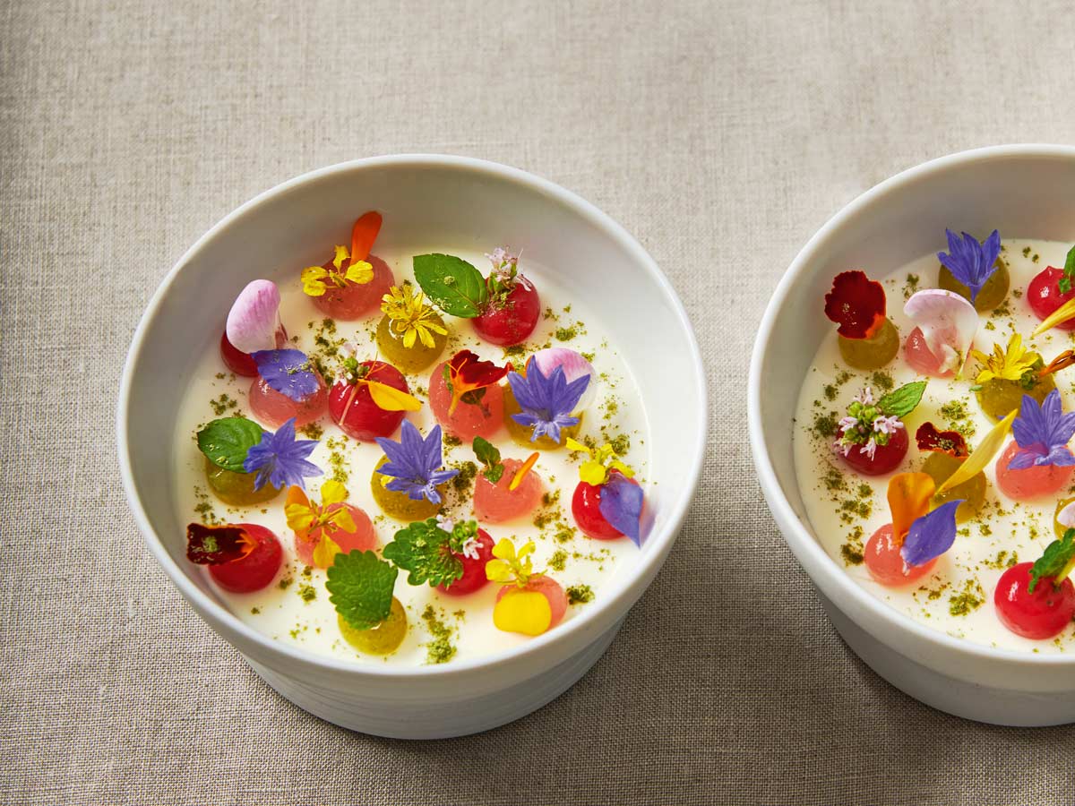 Gestockte Mandelmilch mit Rhabarber & Gartenblüten